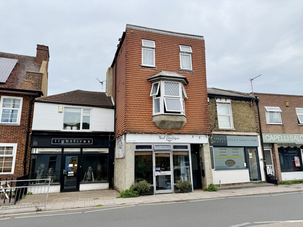 Lot: 48 - MIXED-USE INVESTMENT IN TOWN CENTRE - Mixed use building